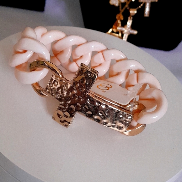 Acrylic Chain Bracelet with Magnetic Hammered Style Cross Clasp - Picture 1 of 6